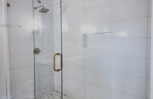 Central Oklahoma City Villa | Historic Villa + 1min from Plaza District + Hot Tub + Pool Table + Friendly