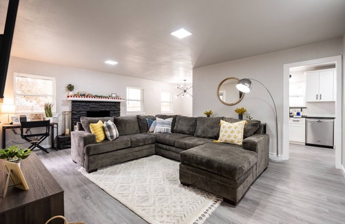 Oklahoma City House | Historic Villa🚶 2 min from Lake Hefner 🏊 Hot Tub 🎱 Pool Table 🐶 Pet Friendly