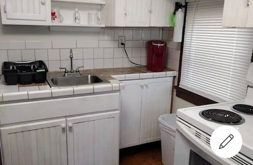 Hillsdale Apartment | Historical Cottage Upper Level 2 Bedroom Duplex