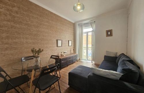 Santa Engracia Apartment | Historical Flat Design