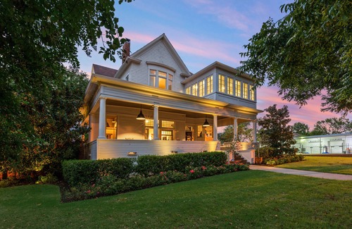 Austin Ave. House | Historical home in downtown Waco built to host the dreamiest stay!