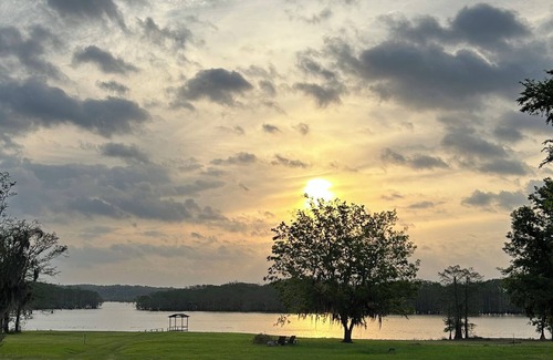 Saint Maurice House | Historical Lake House-Pet Friendly