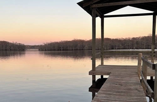 Saint Maurice House | Historical Lake House-Pet Friendly