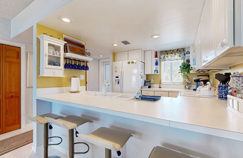 Layton Condo | Historically located condo w/ocean views, pool, loft, AC & guest boat access