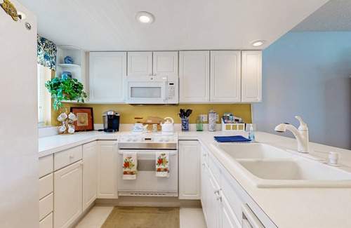 Layton Condo | Historically located condo w/ocean views, pool, loft, AC & guest boat access