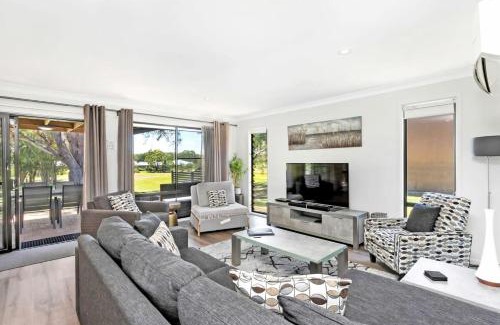 Salamander Bay Apartment | Hitters Paradise Stay Play