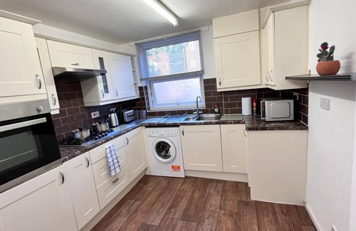 Thamesmead East House | Hive stays close to Abbeywood free parking WIFi