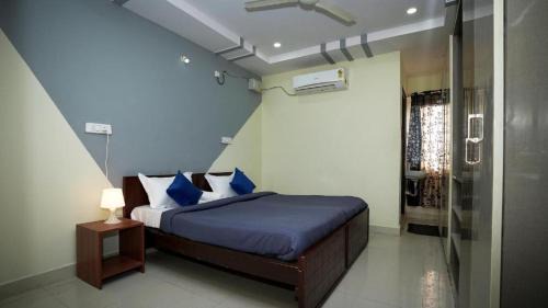 HITEC City Apartment | HIVEE-1 Rooms & Living Twin Bed AC
