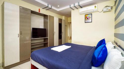 HITEC City Apartment | HIVEE-1 Rooms & Living Twin Bed AC