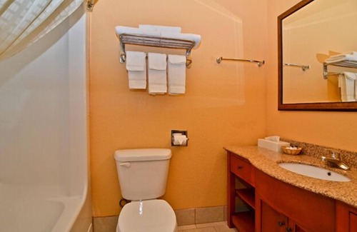 Broken Bow Hotel | HiWay Inn Express of Broken Bow
