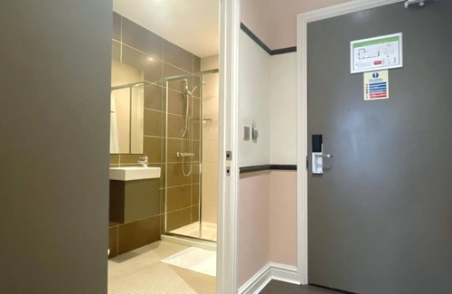 Newcastle-upon-Tyne Apartment | HNFC Stays - Business En-Suit