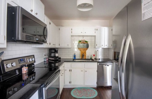 Crestline Heights House | Hoadley Home-Groups/Pets/Games/FastWiFi/Workspace