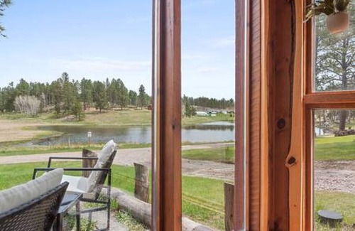 Custer Cabin | Hobbit Hole: Needle Spire Views + Firepit + Sauna