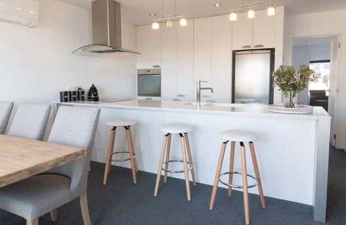 New Plymouth Apartment | Hobson Hot Spot with Ocean Views