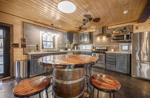Broken Bow Cabin | Hochatown: King Bd Ensuite+Arcade+Hot Tub+Boat/ATV Parking+Jumbo 2 bd