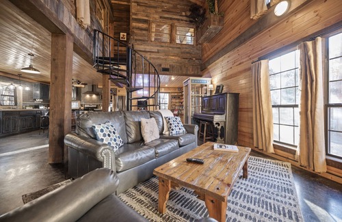 Broken Bow Cabin | Hochatown: King Bd Ensuite+Arcade+Hot Tub+Boat/ATV Parking+Jumbo 2 bd