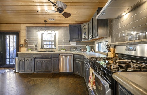 Broken Bow Cabin | Hochatown: King Bd Ensuite+Arcade+Hot Tub+Boat/ATV Parking+Jumbo 2 bd
