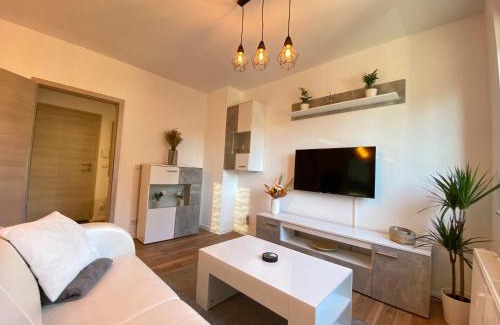 Cainsdorf Apartment | HOCHWERTIGE Ferienwohnung mit 7qm Balkon, Netflix, Kaffeeautomat, RainShower Bad