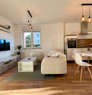 Cainsdorf Apartment | HOCHWERTIGE Ferienwohnung mit 7qm Balkon, Netflix, Kaffeeautomat, RainShower Bad