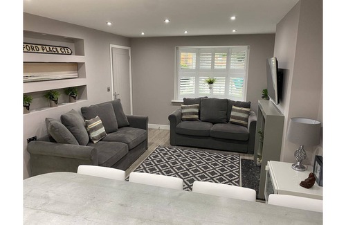 Canterbury House | Hoford Place House - Modern Retreat With Parking