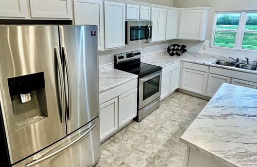 Elkins House | Hog Trail Party! 4 Bed/3bath, 8.5 mi to U of A