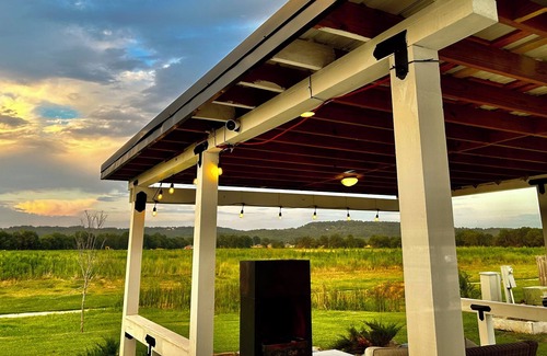 Elkins House | Hog Trail Party! 4 Bed/3bath, 8.5 mi to U of A