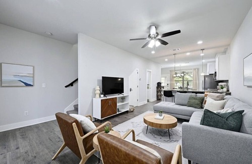 Point Venture House | 'Hogan Hideaway' Lake, Pool, Golf course, Gym!