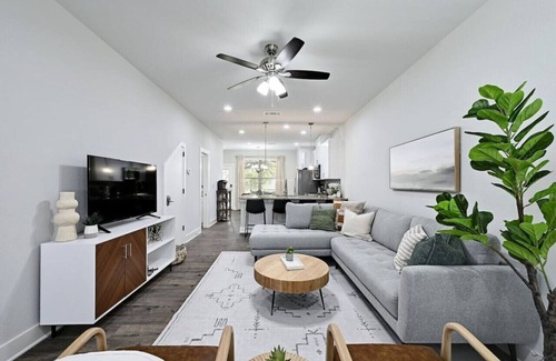 Point Venture House | 'Hogan Hideaway' Lake, Pool, Golf course, Gym!