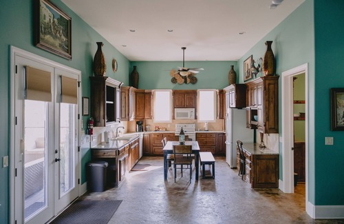 Dripping Springs House | Hogar Suite -La Aldea Building - Asante Lodging & Events