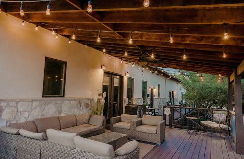 Dripping Springs House | Hogar Suite -La Aldea Building - Asante Lodging & Events