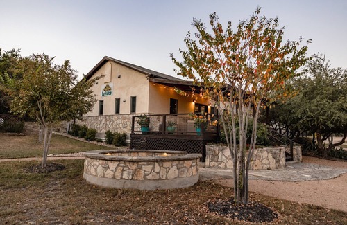 Dripping Springs House | Hogar Suite -La Aldea Building - Asante Lodging & Events