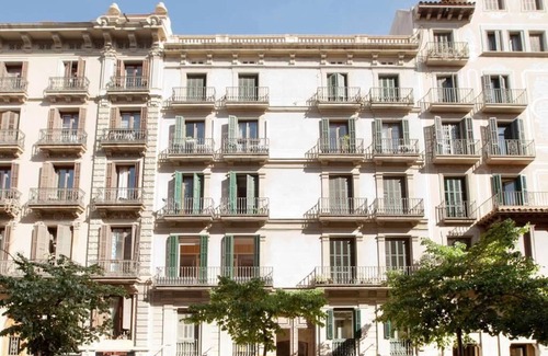 Dreta de l'Eixample Apartment | HoHomes Centric Entire Barcelonian Flat