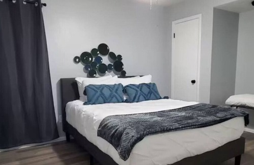 Midwest City House | Hol2 · Spacious Layout Self CheckIn W/D