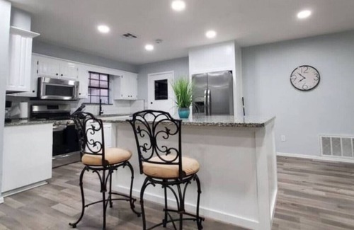 Midwest City House | Hol2 · Spacious Layout Self CheckIn W/D