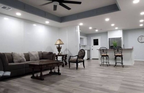 Midwest City House | Hol2 · Spacious Layout Self CheckIn W/D