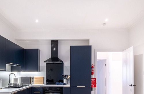Central Aberdeen Apartment | Holburn Hideaway-SJA Stays-Luxury 2 Bed Apartment