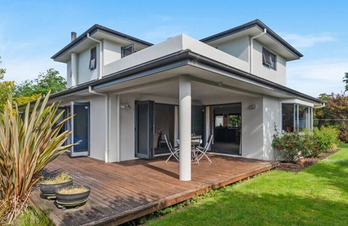 Holdens Bay Cottage | HOLDENS BAY RETREAT - ROTORUA HOLIDAY HOME, with a garden in Rotorua