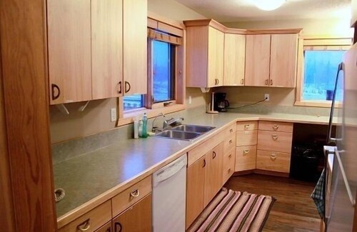 Mountain View Cabin | Holds Small Or Large Groups, Sleeps up to 40, 8 Bedrooms, Separate Basement Suit