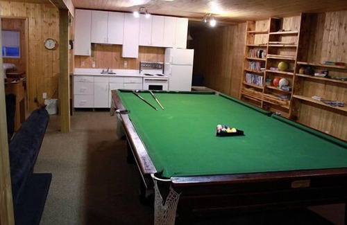 Mountain View Cabin | Holds Small Or Large Groups, Sleeps up to 40, 8 Bedrooms, Separate Basement Suit