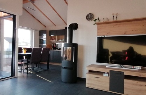 Butjadingen House | Holiday Home 'Ferienhaus Nordwind G3 Premium' with Private Terrace, Private Garden and Wi-Fi