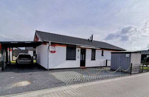 Butjadingen House | Holiday Home 'Ferienhaus Nordwind G3 Premium' with Private Terrace, Private Garden and Wi-Fi
