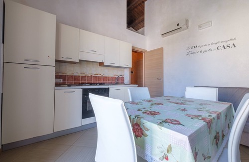 Barcellona Pozzo di Gotto House | Holiday Home 'Josephine' with Sea View, Balcony & A/C