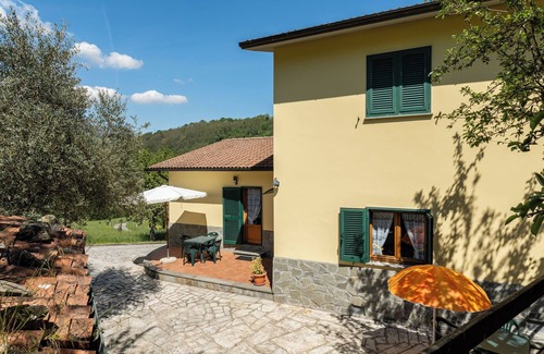 Castelnuovo di Garfagnana Villa | Holiday Home 'Casa Mia' with Mountain View, Private Terrace and Private Garden