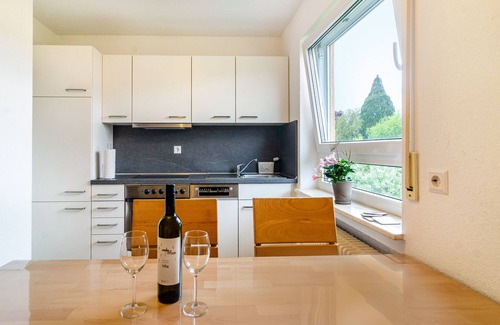 Lippertsreute Apartment | Holiday Apartment "Am Birnbaum" with Beautiful Balcony and Wi-Fi