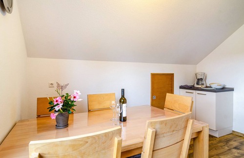 Lippertsreute Apartment | Holiday Apartment "Am Birnbaum" with Beautiful Balcony and Wi-Fi