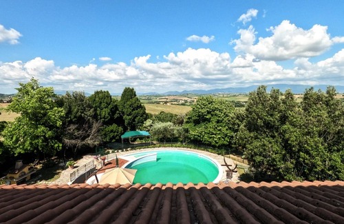 Gualdo Cattaneo Apartment | Holiday Apartment "Villa Rita - Mimosa" with Mountain View, Shared Pool & Wi-Fi