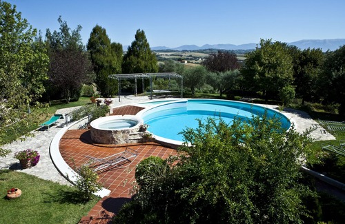 Gualdo Cattaneo Apartment | Holiday Apartment "Villa Rita - Orchidea" with Mountain View, Shared Pool & Wi-Fi