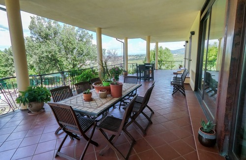 Gualdo Cattaneo Apartment | Holiday Apartment "Villa Rita - Orchidea" with Mountain View, Shared Pool & Wi-Fi
