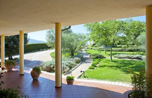 Gualdo Cattaneo Apartment | Holiday Apartment "Villa Rita - Margherita" with Mountain View, Shared Pool & Wi-Fi