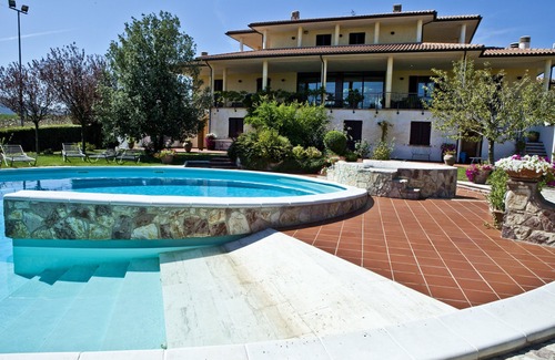 Gualdo Cattaneo Apartment | Holiday Apartment "Villa Rita - Rosa" with Mountain View, Shared Pool & Wi-Fi